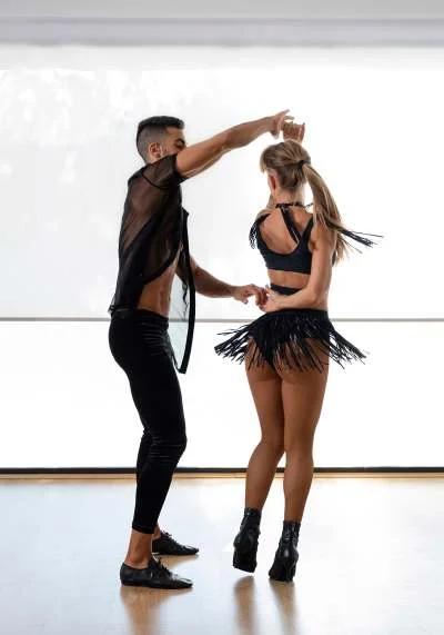 pareja-joven-bailando